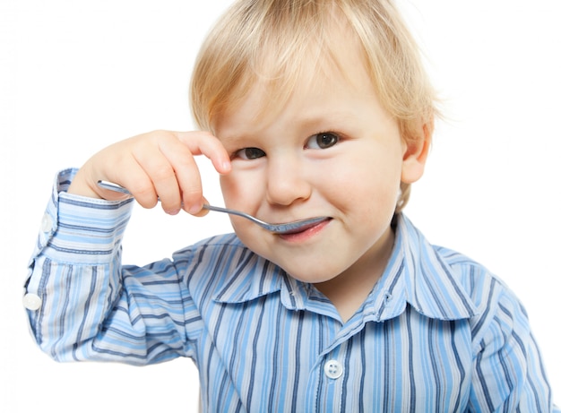 Carino piccolo bambino che mangia