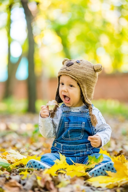 carino piccolo bambino, seduto nel parco