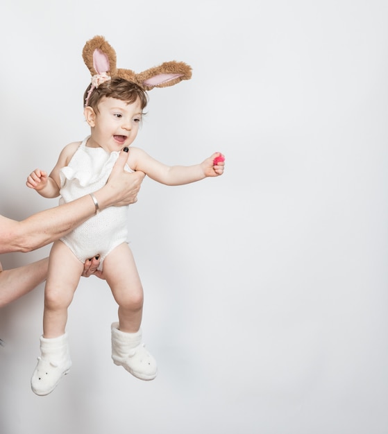 Carino piccolo bambino vestito da coniglietto