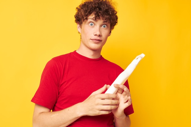 Carino ragazzo dai capelli rossi detergenti assistenza domiciliare in posa sfondo isolato inalterato