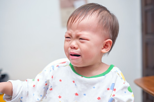 Carino sconvolto stress triste infelice piccolo asiatico 2 anni di età bambino neonato bambino piangere