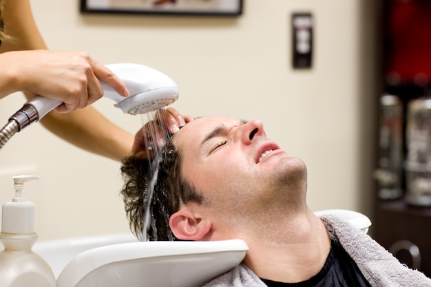 Carino uomo con i capelli lavati