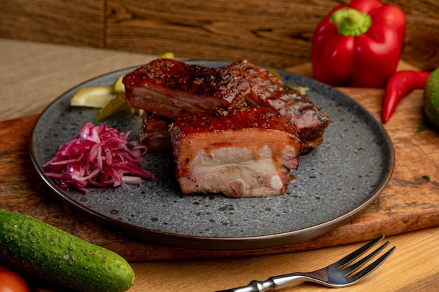 Carne affumicata con cavolo cappuccio e cetrioli sottaceto