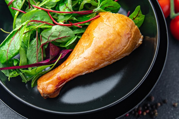 carne affumicata di coscia di pollo e foglie di insalata fresca mescolano uno spuntino alimentare verde sullo spazio della copia del tavolo