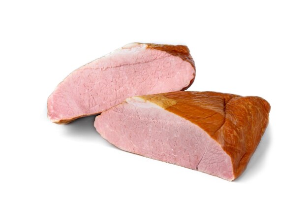 Carne affumicata isolato su sfondo bianco.