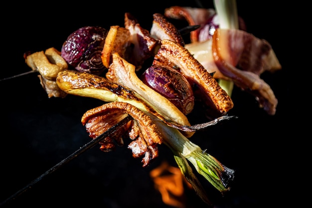 Carne affumicata Pancetta arrosto con verdure Maiale fritto Barbecue e BBQ Cucina e grill Gastronomia e cucina rustica