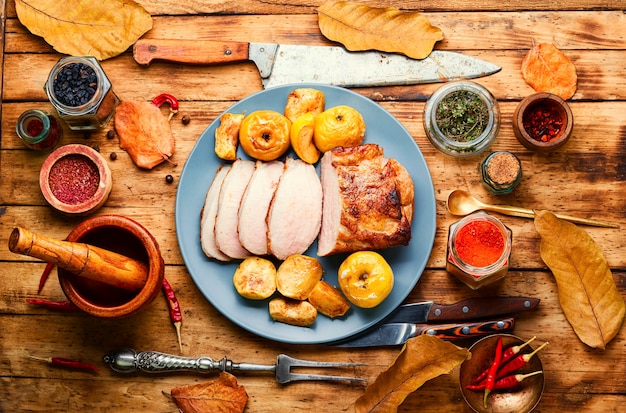 Carne al forno con mele.Lonza di maiale fritta farcita con mele