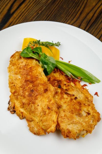 carne al forno, pollo alla griglia su un tavolo di legno