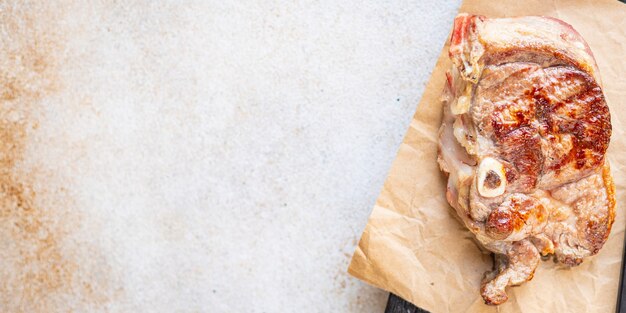 Carne alla brace barbecue un pezzo di carne con osso di ossobuco maiale manzo agnello