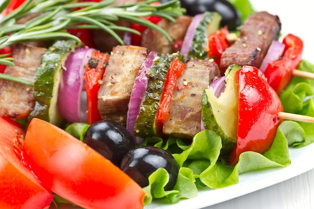 Carne alla brace su spiedini con olive e verdure