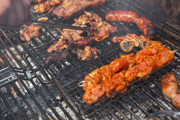 Carne alla griglia assortita su un barbecue