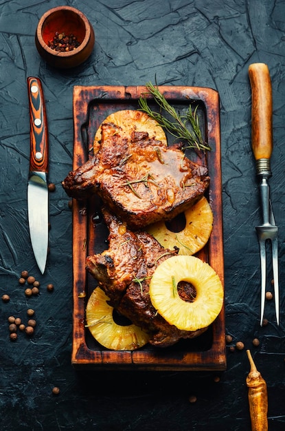 Carne alla griglia con anelli di ananas