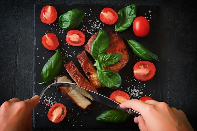 Carne alla griglia con basilico e pomodorini