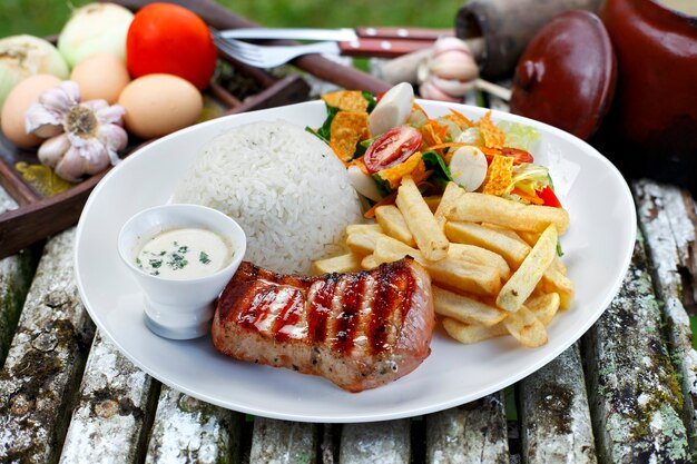 Carne alla griglia con rifiniture