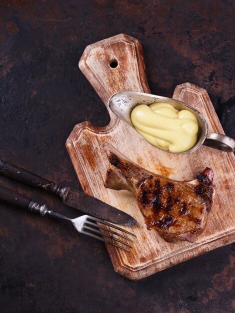 Carne alla griglia con salsa di senape