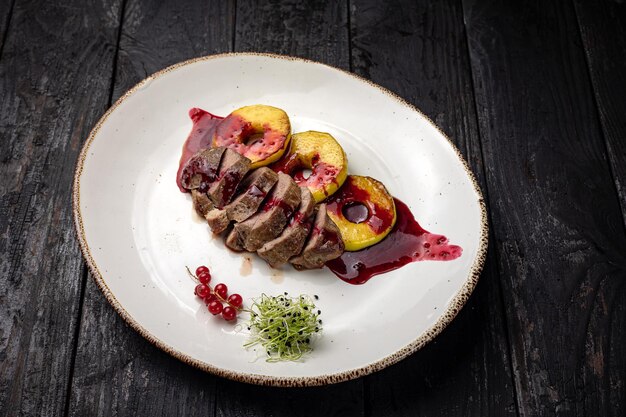 carne alla griglia con verdure e spezie su fondo nero