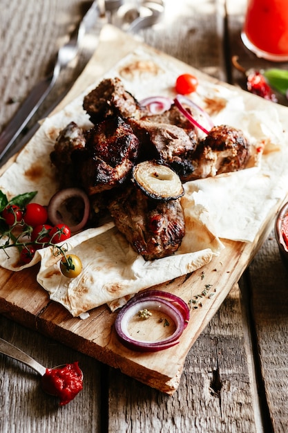 Carne alla griglia con verdure su pane pita Shashlik