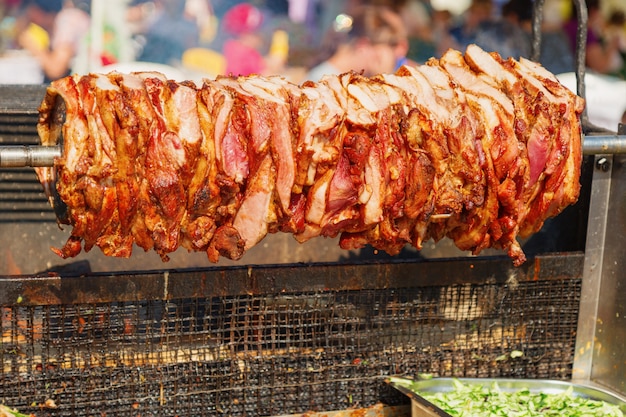 Carne alla griglia fresca allo spiedo