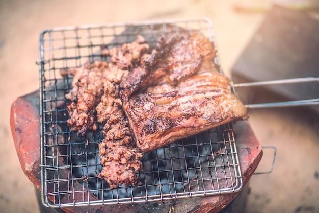 Carne alla griglia su ferro da stiro. Cibo cancerogeno.