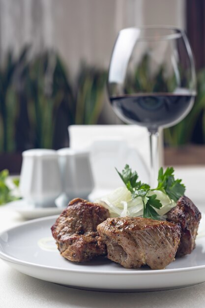 Carne alla griglia su un piatto bianco in un ristorante servito