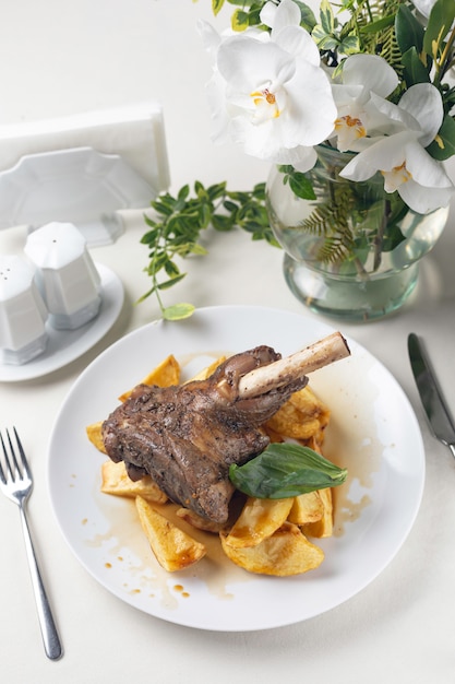 Carne alla griglia su un piatto bianco in un ristorante servito