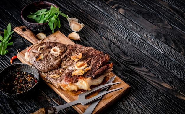 Carne alla griglia su un tavolo