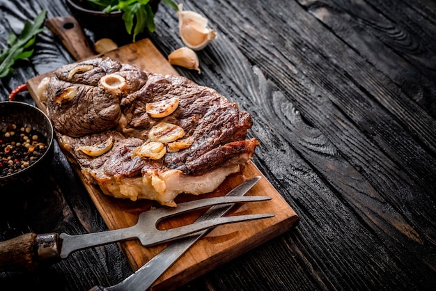 Carne alla griglia su un tavolo