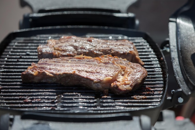 Carne alla griglia Un pezzo di carne nel fumo