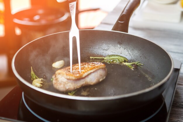 Carne alle erbe in padella carne forchetta e padella ricetta semplice di petto d'anatra carne morbida e succosa