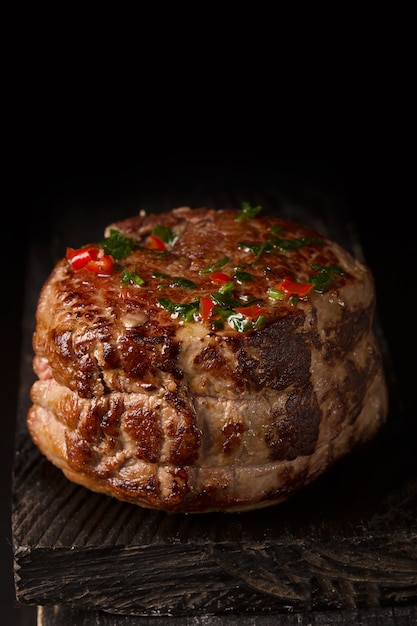Carne arrostita della bistecca sulla superficie di legno
