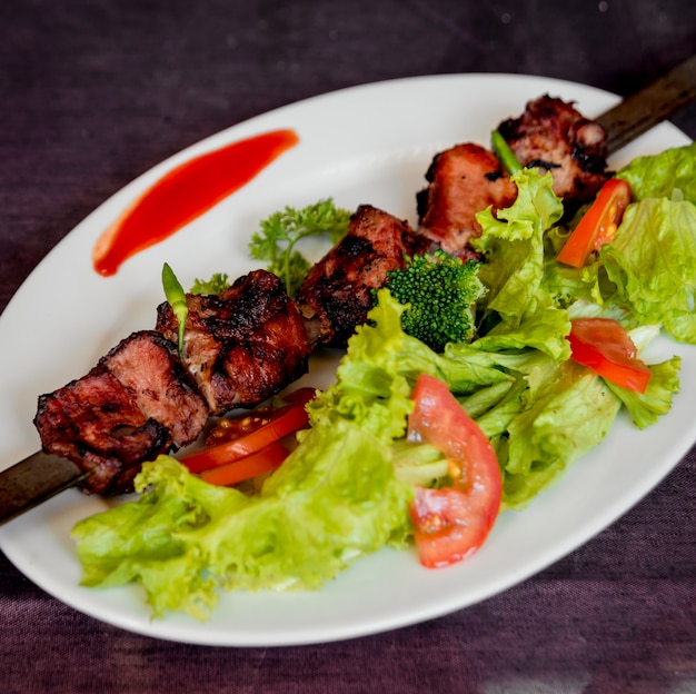 Carne arrostita sul piatto bianco. Barbecue.