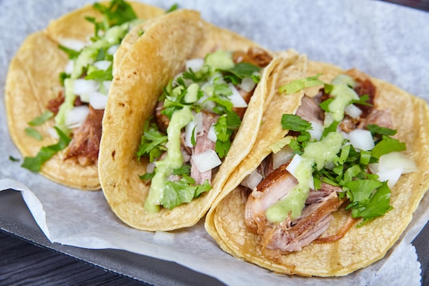 Carne Asada Mexican street tacos cipolla bianca coriandolo mais tortillas carta bianca vassoio nero