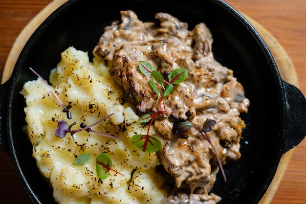 Carne con funghi e purè di patate primo piano