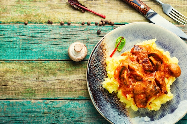 Carne con funghi Manzo alla Stroganoff