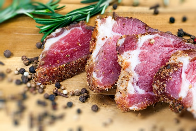 Carne con lardo tagliata a pezzi