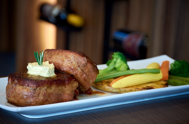 Carne con le verdure con il fondo delle bottiglie di vino