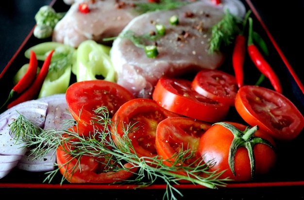 Carne con verdure e spezie cipolle peperoni rossi e verdi zenzero aneto