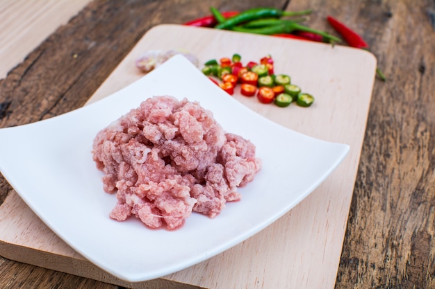 carne con verdure e spezie su fondo in legno