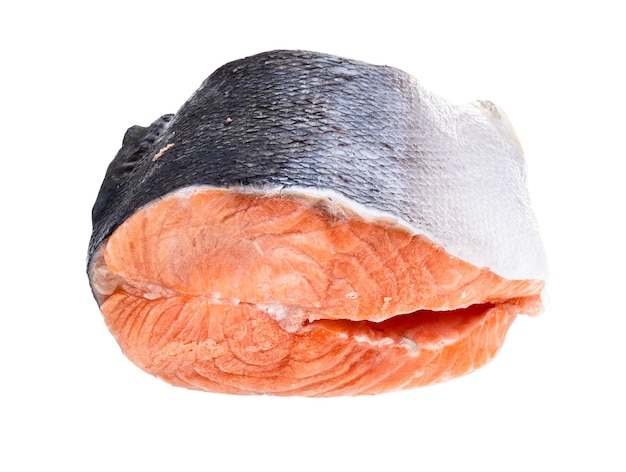 Carne congelata di salmone atlantico isolata su bianco