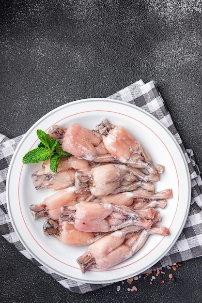 carne coscia di rana alimenti surgelati pasto cibo spuntino sul tavolo copia spazio cibo sfondo rustico vista dall'alto