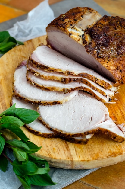 Carne cotta con basilico e aglio