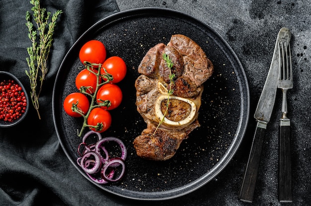 Carne cotta con l'osso Osso Buco in salsa di pomodoro. Spezzatino di carne OssoBuco