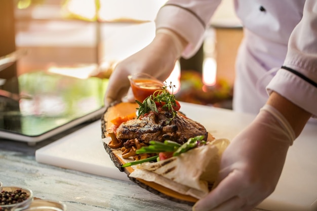 Carne cotta con verdure.