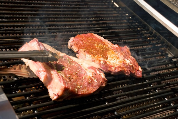 Carne cruda al barbecue