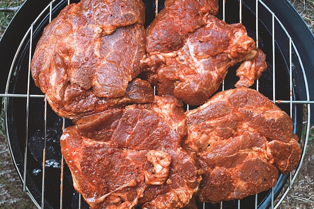 Carne cruda alla griglia in attesa di essere cotta