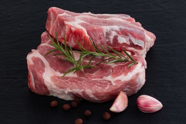 Carne cruda, bistecca con le spezie sul nero