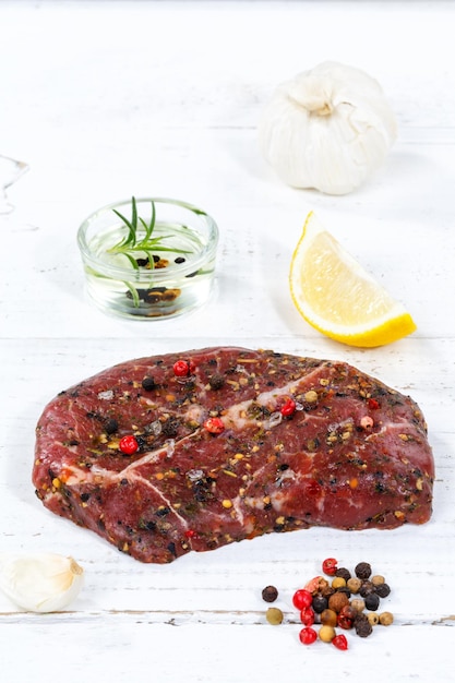 Carne cruda bistecca di manzo formato verticale tavola di legno