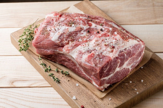 Carne cruda. Collo di maiale alle erbe