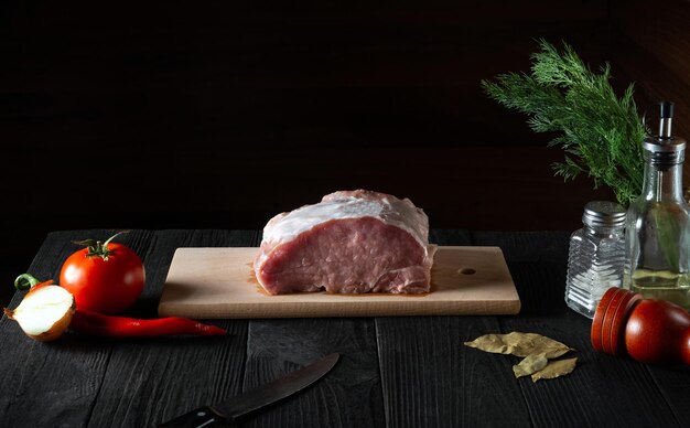 Carne cruda con ingredienti di verdure sul tagliere. Preparazione prima di preparare il cibo in un ristorante o bar