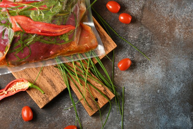 Carne cruda con ingredienti per cucinare, vista dall'alto